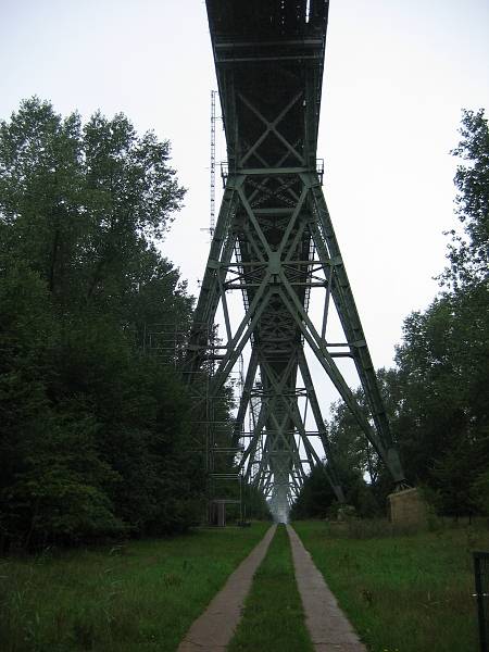 Unter der Eisenbahnhochbrücke Hochdonn