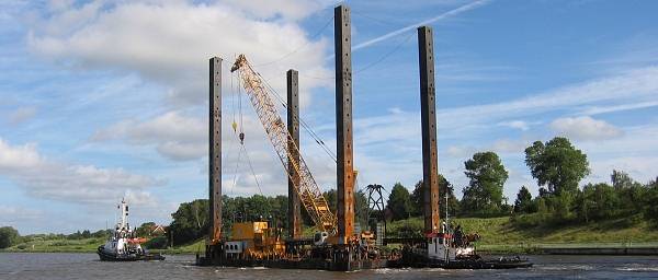 Ponton mit Kran / Bagger darauf.