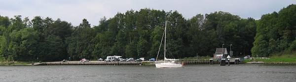 Segelboot vor Kanalfähre Landwehr